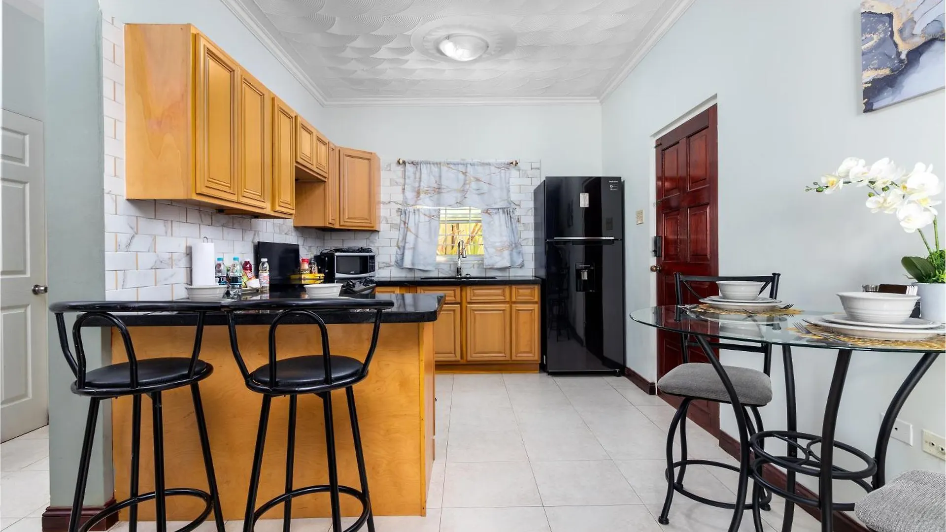 Cozy, Upscale Apartment Centrally Located In Kgn 6 Kingston