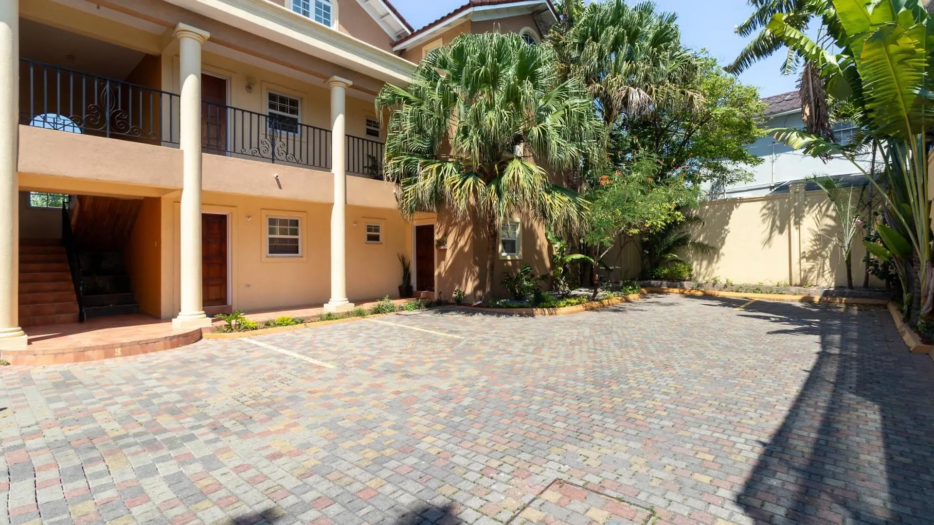 Cozy, Upscale Apartment Centrally Located In Kgn 6 Kingston 0*,