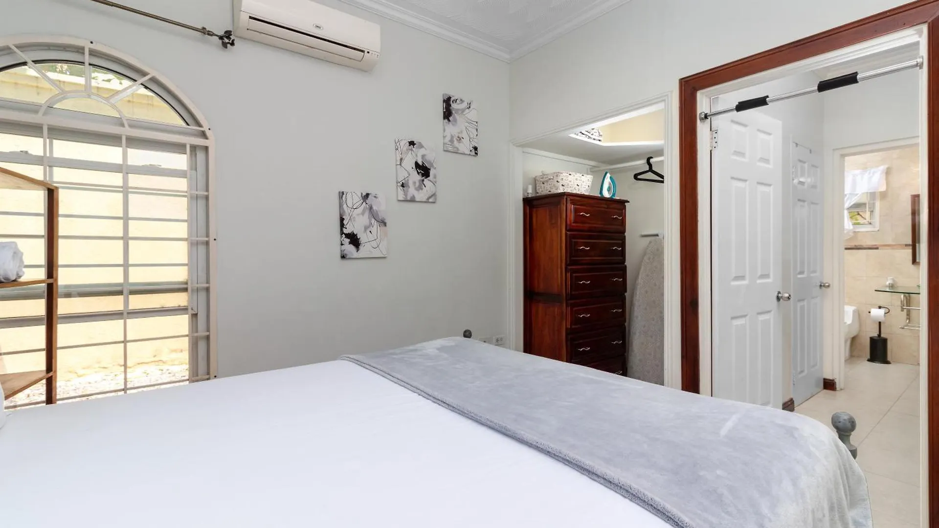 Cozy, Upscale Apartment Centrally Located In Kgn 6 Kingston