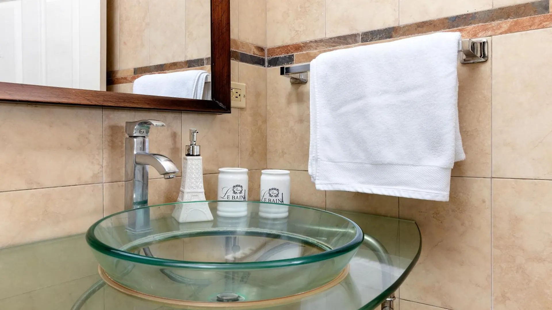 Cozy, Upscale Apartment Centrally Located In Kgn 6 Kingston 0*,  Jamaica