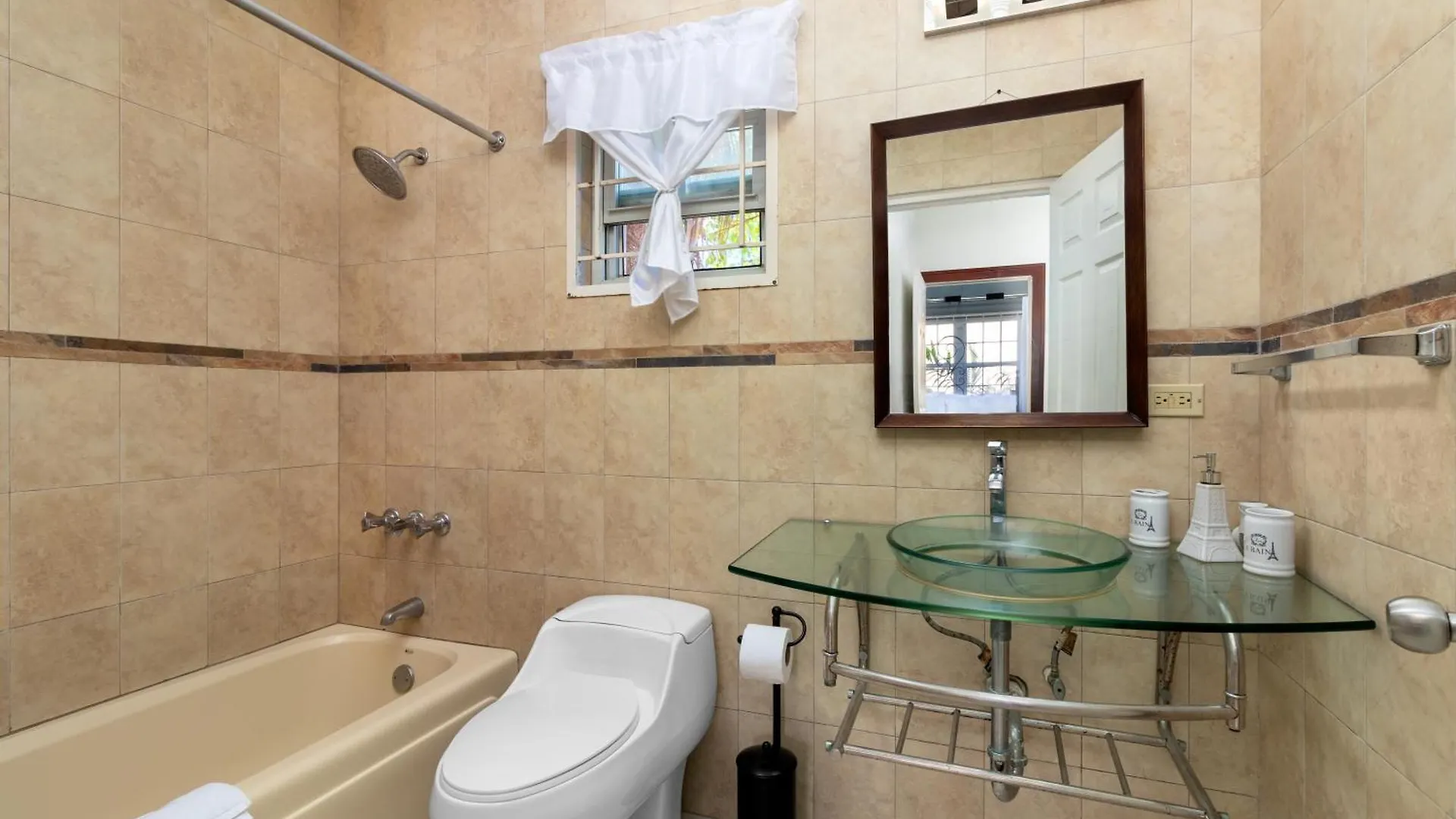 Cozy, Upscale Apartment Centrally Located In Kgn 6 Kingston