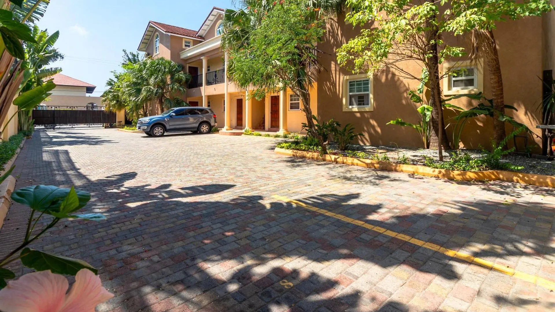Cozy, Upscale Apartment Centrally Located In Kgn 6 contacts
